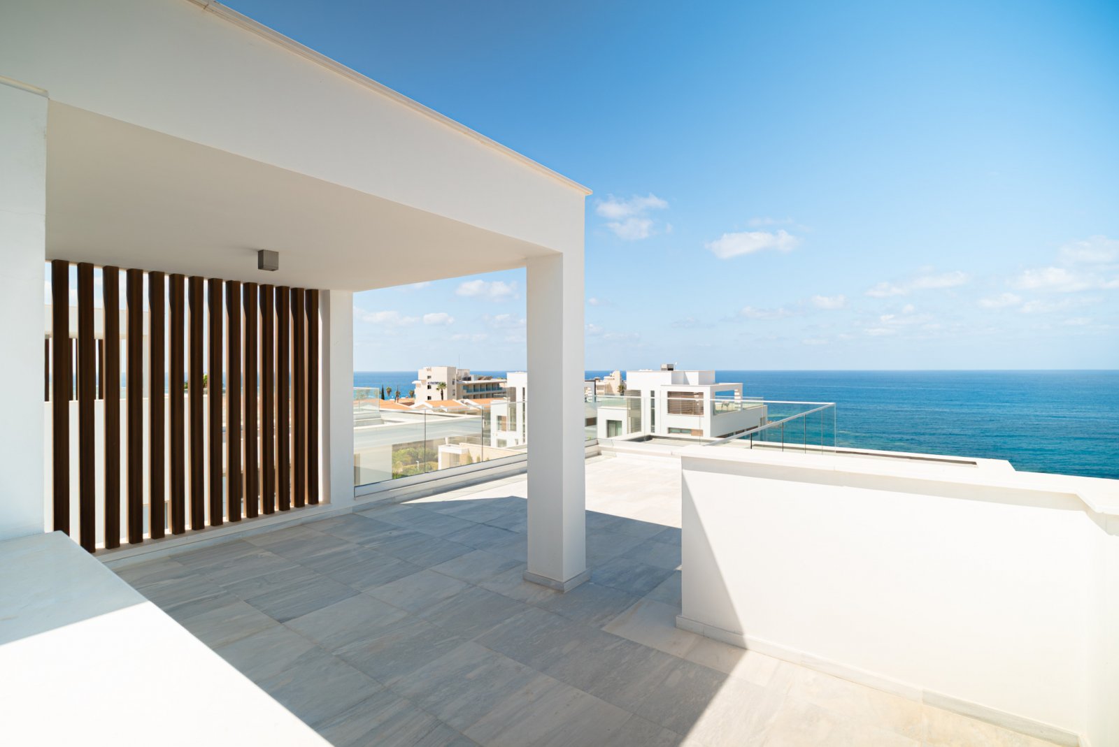 Moderne Villa am Meer mit Dachterrasse, 4 Schlafzimmern und privatem Grundstück