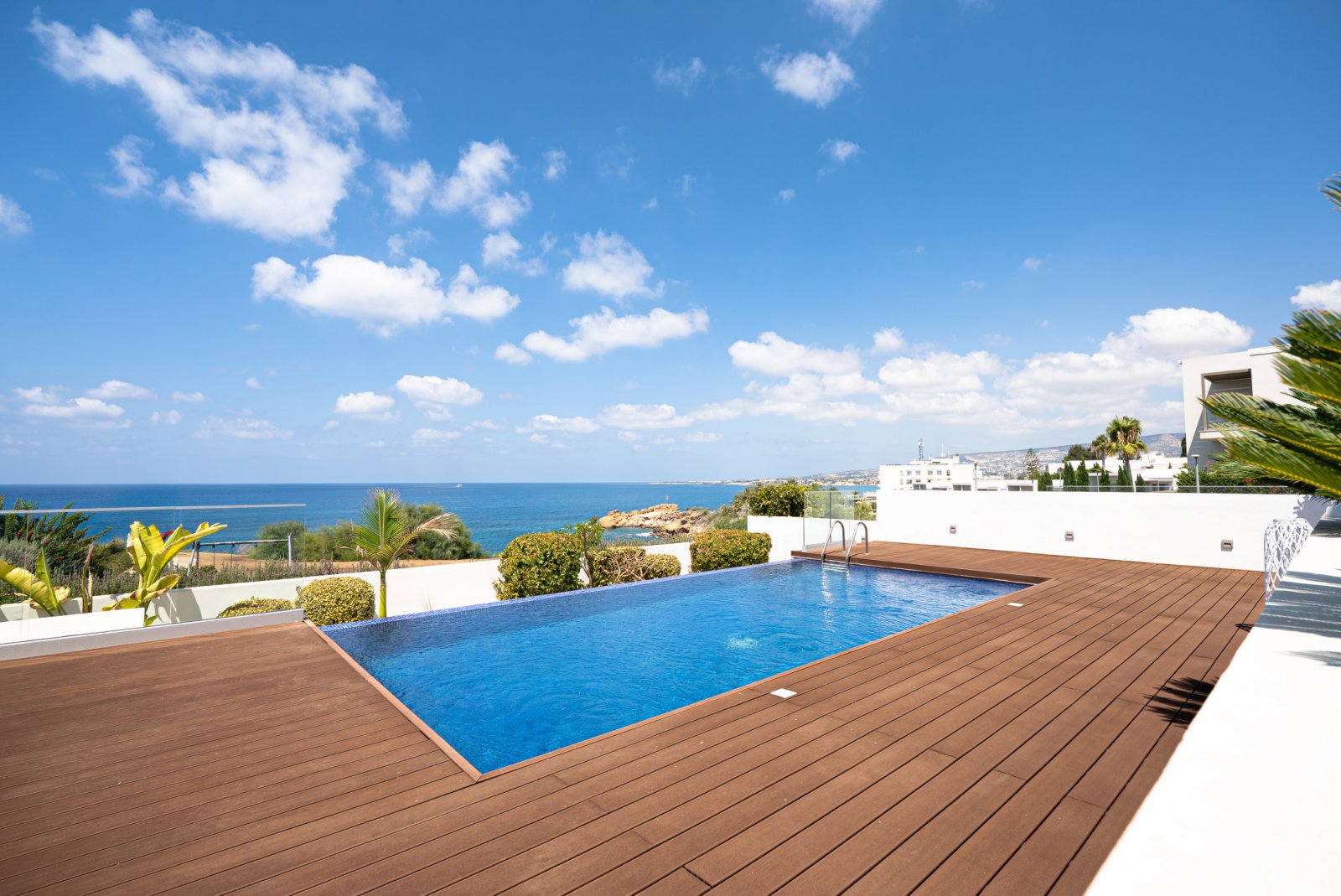 Moderne Villa am Meer mit Dachterrasse, 4 Schlafzimmern und privatem Grundstück