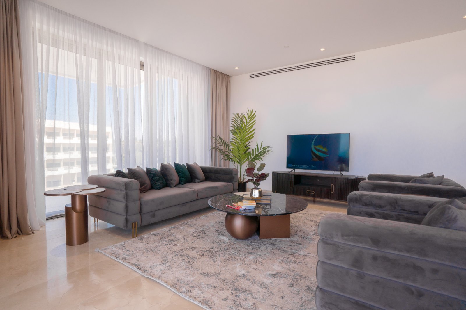 Geräumige 2+1-Zimmer-Wohnung mit großer Terrasse in erster Strandreihe am Meer