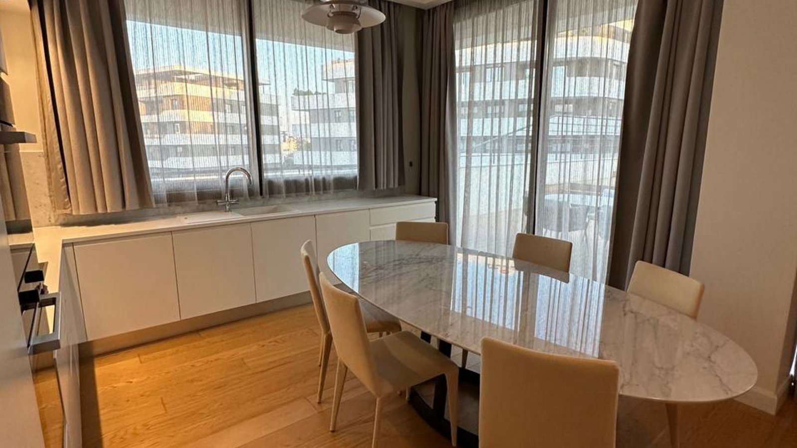 Stilvolles Apartment mit vier Schlafzimmern, nur wenige Schritte vom Strand (Potamos Germasogeia) in Limassol entfernt