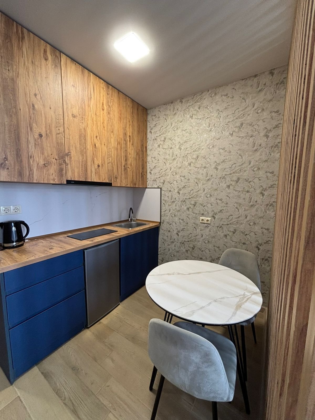 Nuovo monolocale in alto al piano nel Alpha High Residence, Batumi, Georgia – completamente arredato con balcone e piscina sul tetto