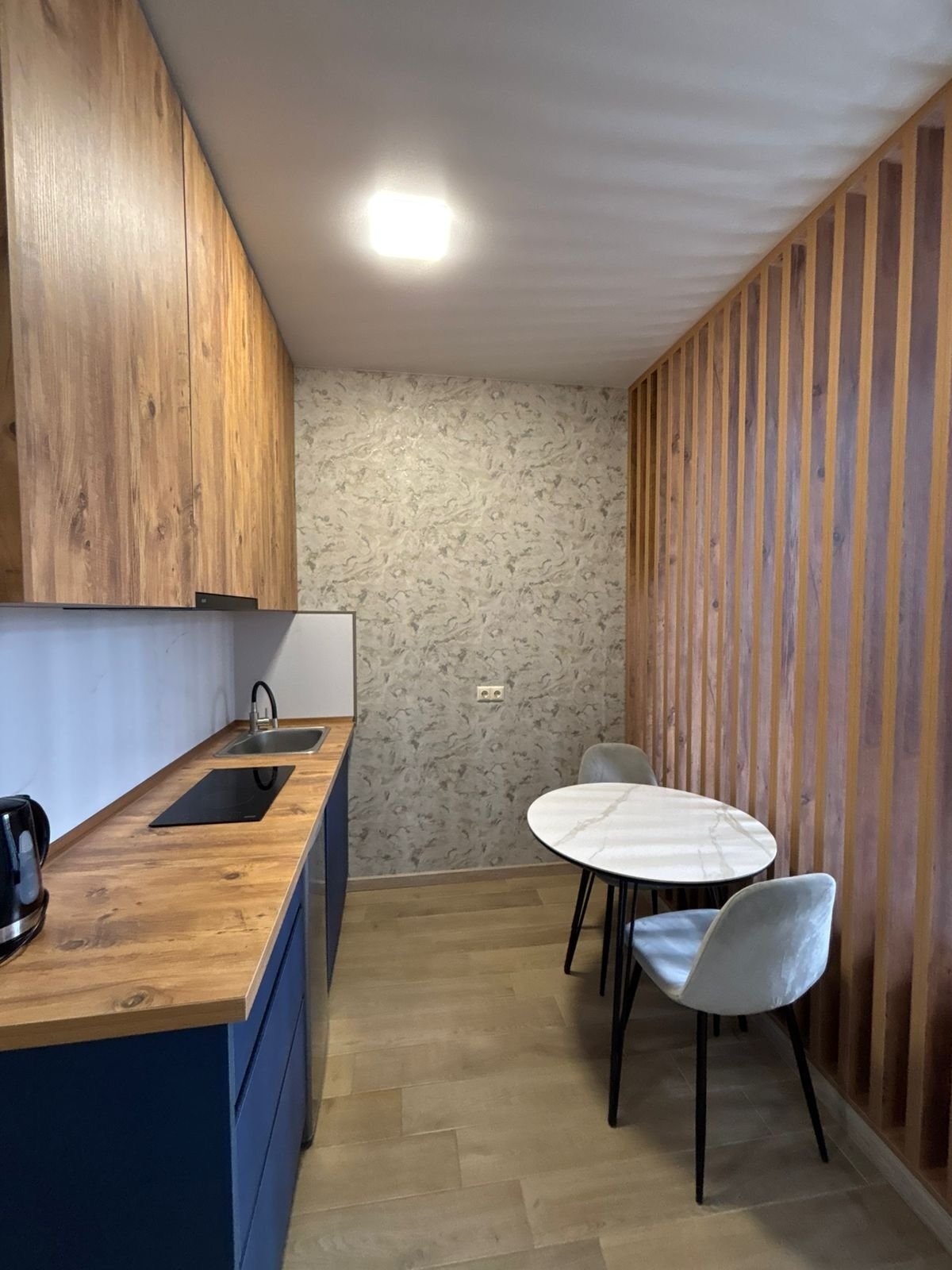 Nuovo monolocale in alto al piano nel Alpha High Residence, Batumi, Georgia – completamente arredato con balcone e piscina sul tetto