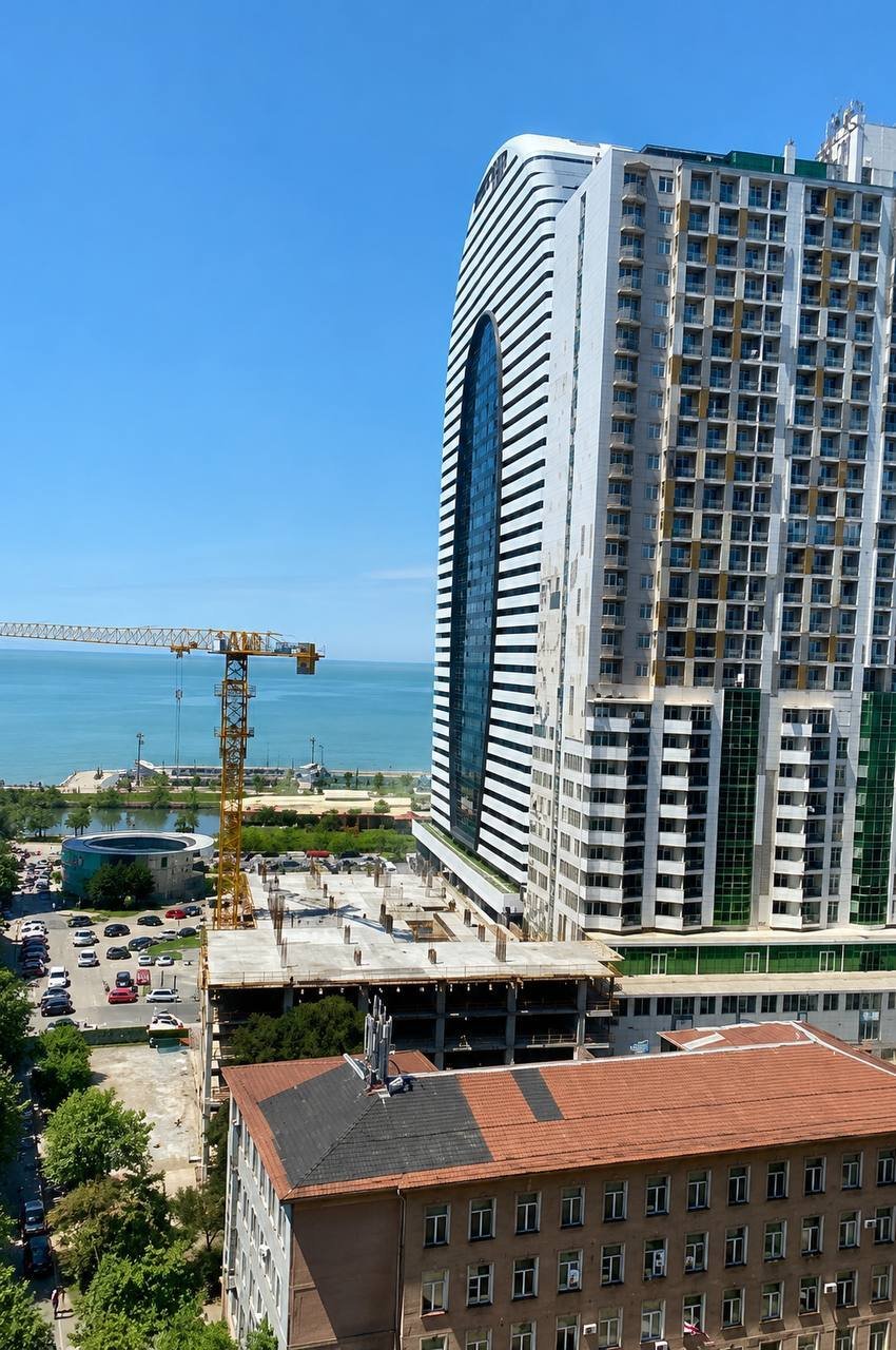 Appartamento di due locali completamente arredato nel edificio DAR, Batumi, Georgia – Vista laterale sul mare, a soli 100 metri dalla spiaggia