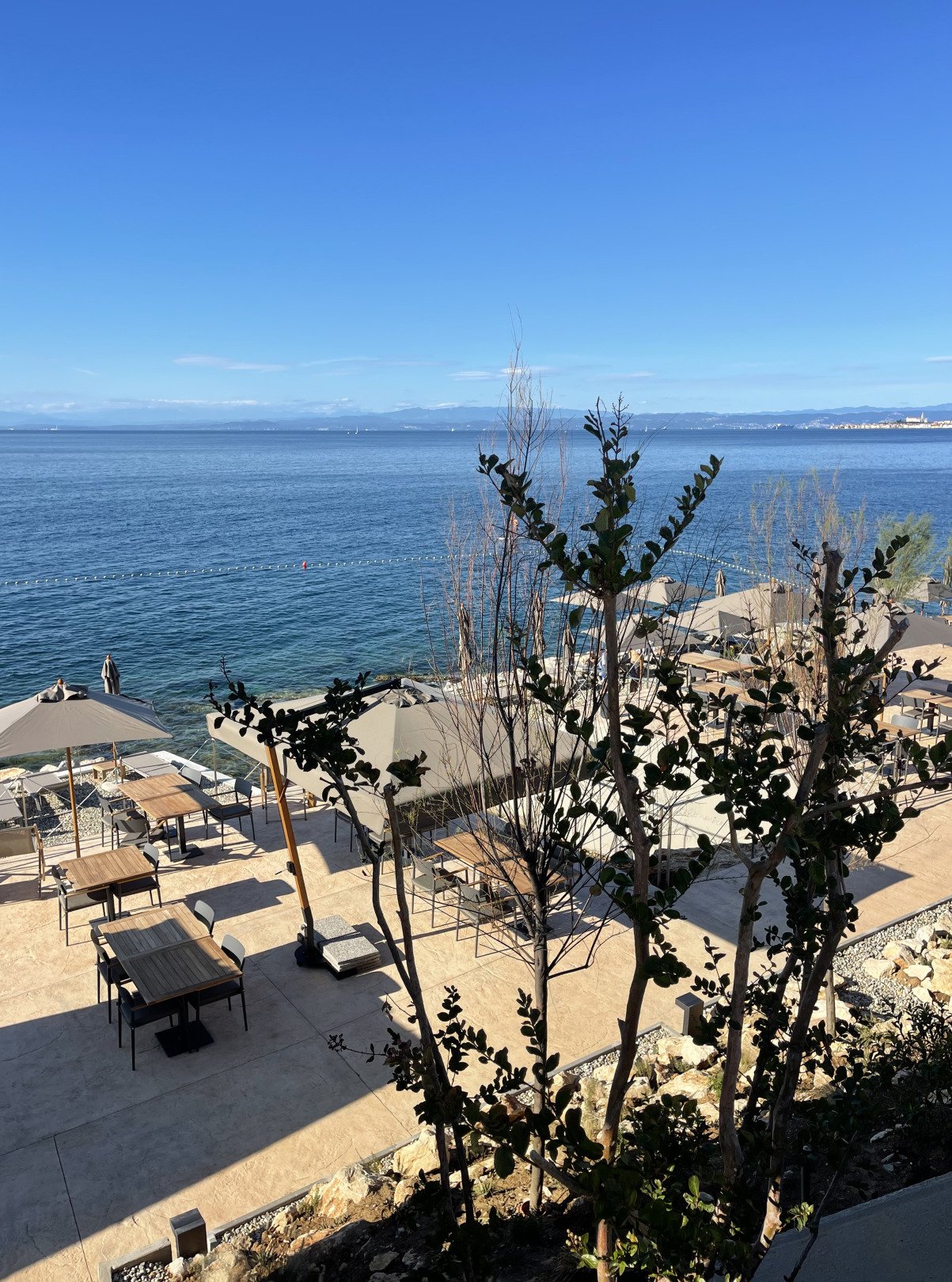 Luxuriöses Apartment mit Terrasse, 200 m vom Meer entfernt, in einem renommierten Ferienort in Savudrija, Kroatien.