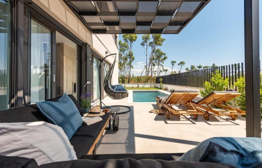 Modernes Doppelhaus mit privatem Pool, 40 m vom Meer entfernt, Privlaka, Kroatien