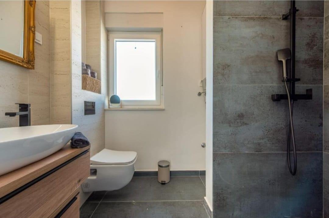 Modernes Doppelhaus mit privatem Pool, 40 m vom Meer entfernt, Privlaka, Kroatien