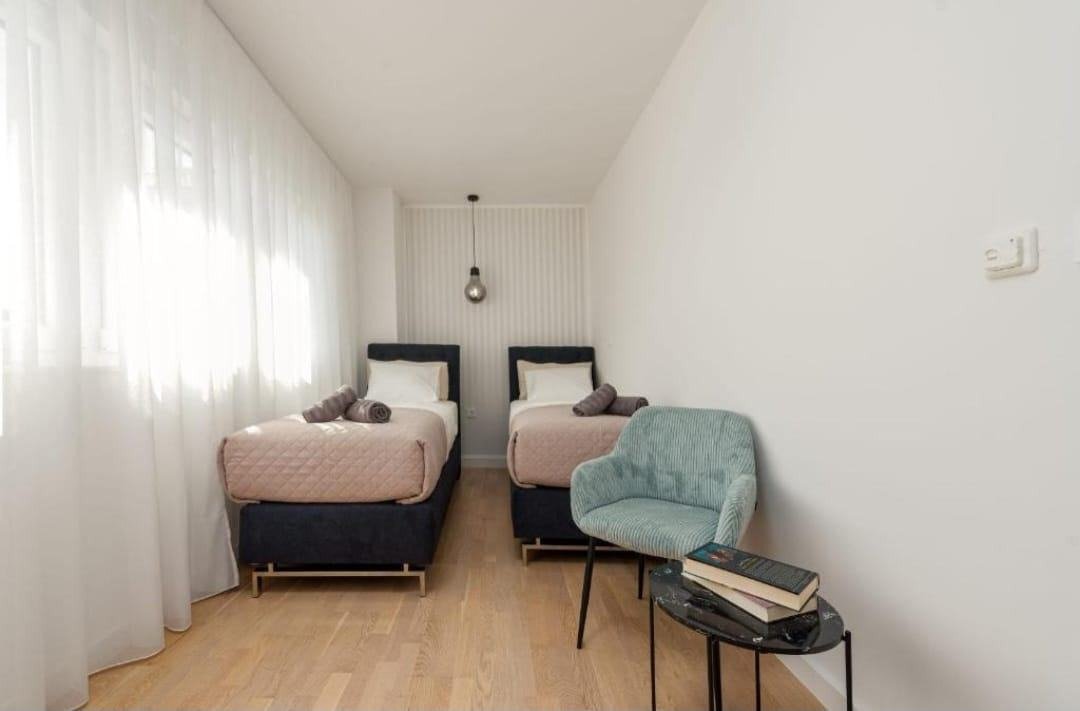 Modernes Doppelhaus mit privatem Pool, 40 m vom Meer entfernt, Privlaka, Kroatien