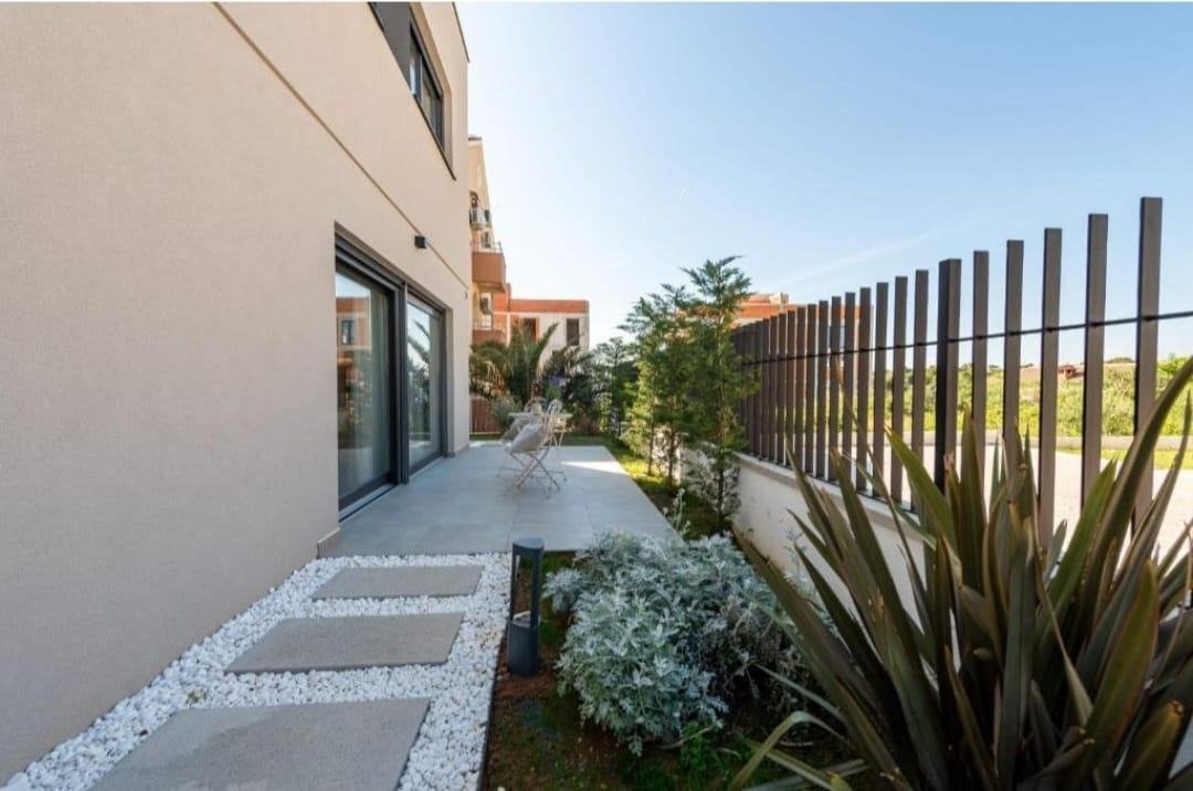 Modernes Doppelhaus mit privatem Pool, 40 m vom Meer entfernt, Privlaka, Kroatien