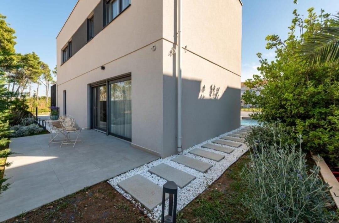 Modernes Doppelhaus mit privatem Pool, 40 m vom Meer entfernt, Privlaka, Kroatien