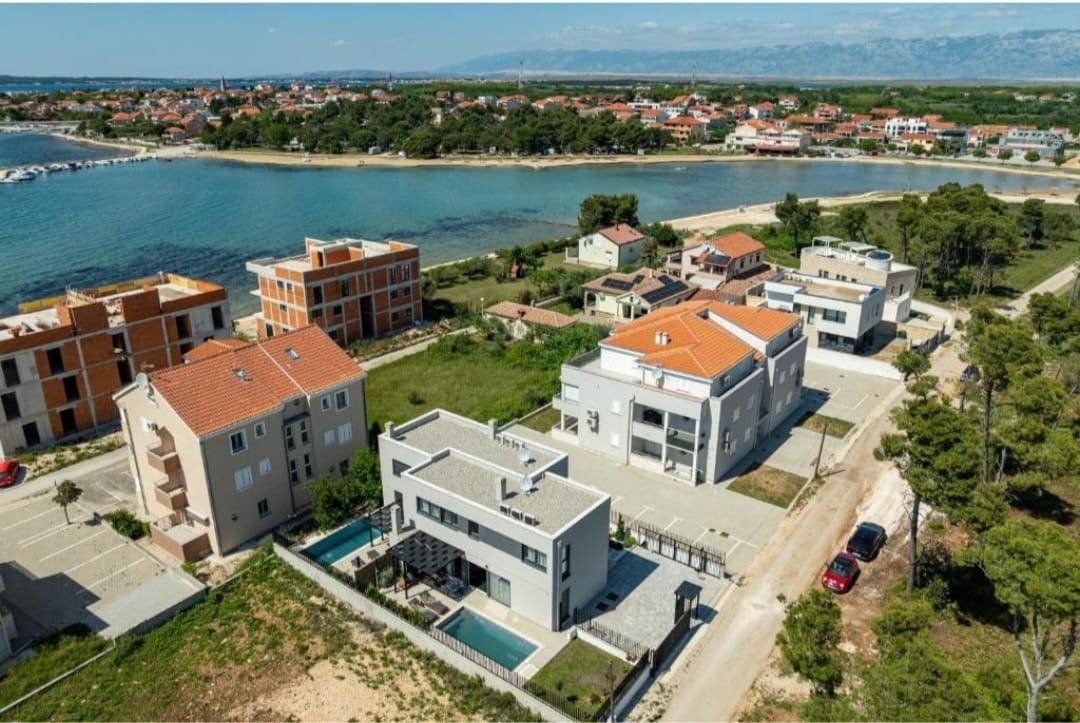 Modernes Doppelhaus mit privatem Pool, 40 m vom Meer entfernt, Privlaka, Kroatien
