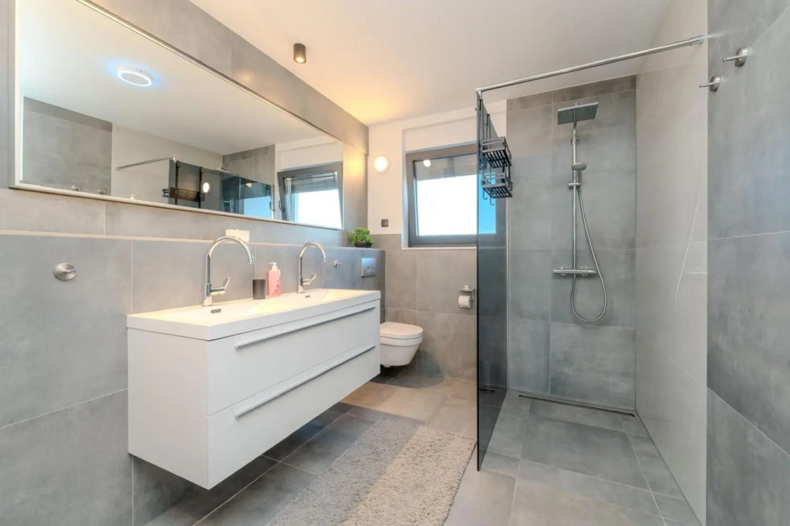 Luxuriöse Ferienwohnung in erster Strandreihe mit beheiztem Pool, Privlaka, Kroatien