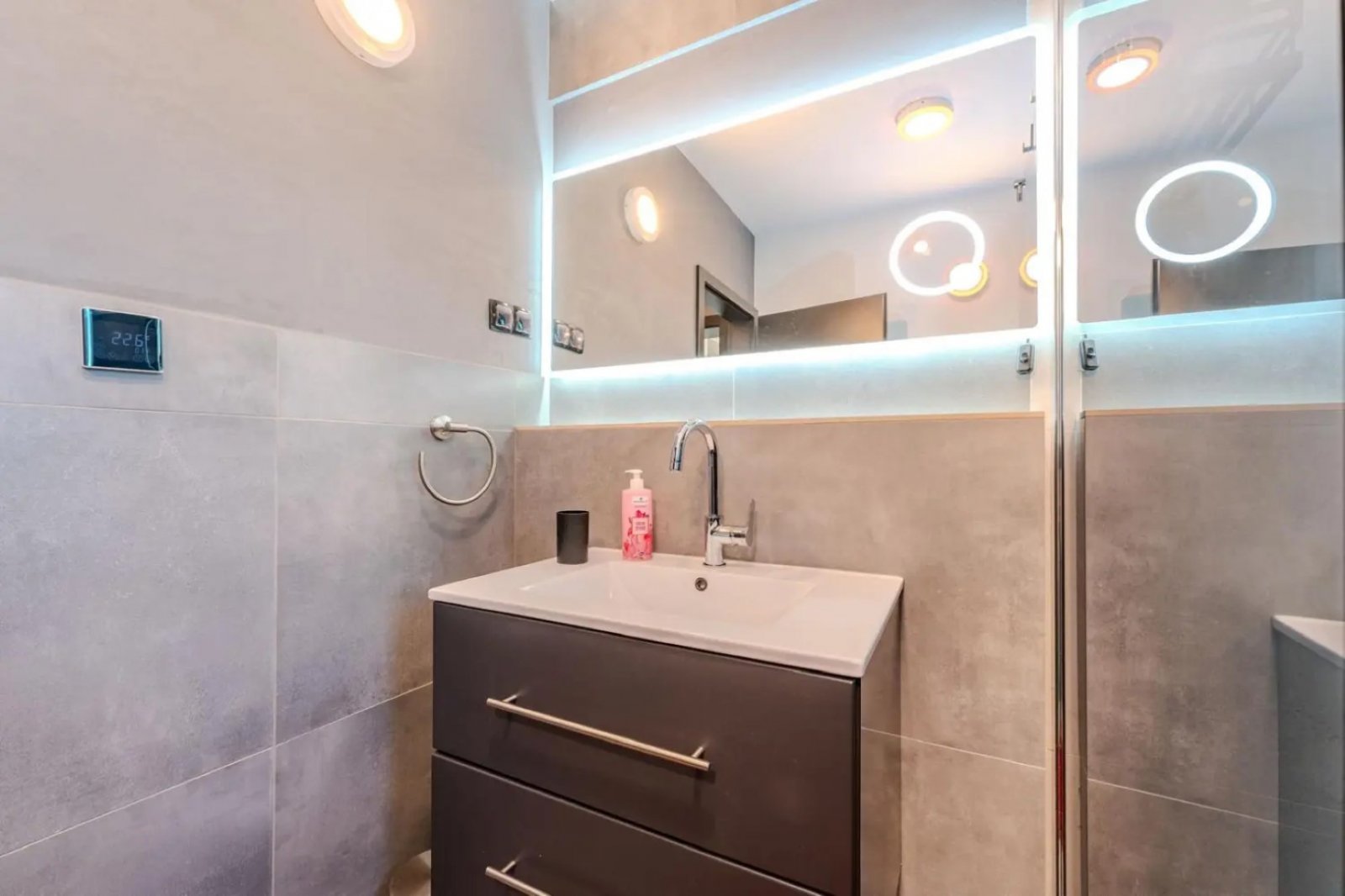 Luxuriöse Ferienwohnung in erster Strandreihe mit beheiztem Pool, Privlaka, Kroatien