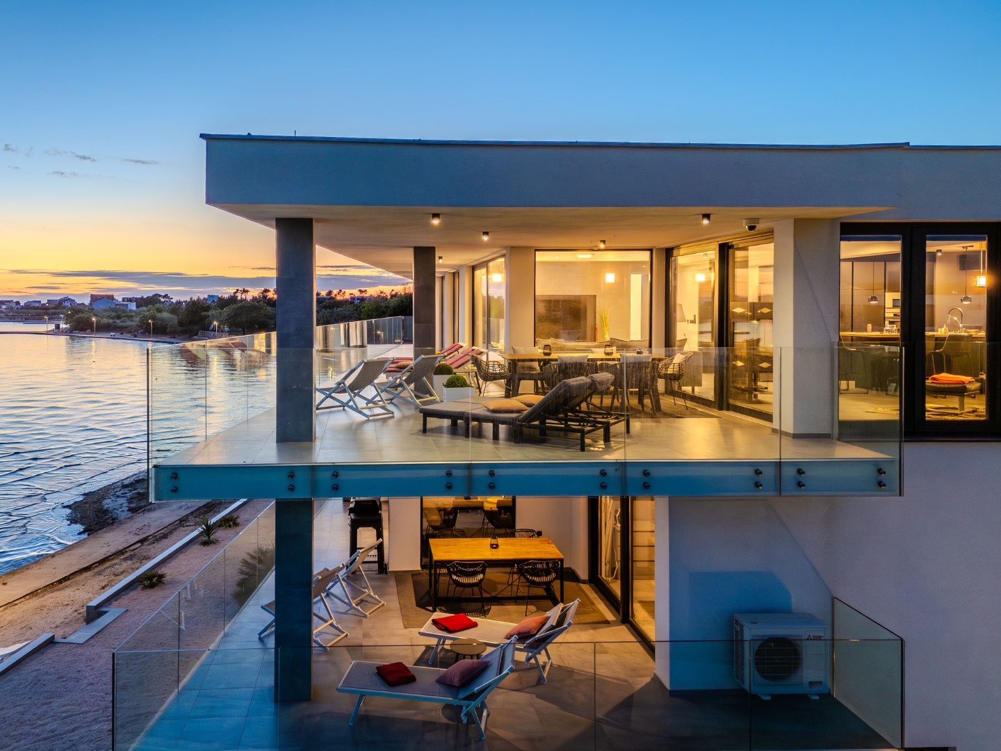 Luxuriöse Ferienwohnung in erster Strandreihe mit beheiztem Pool, Privlaka, Kroatien