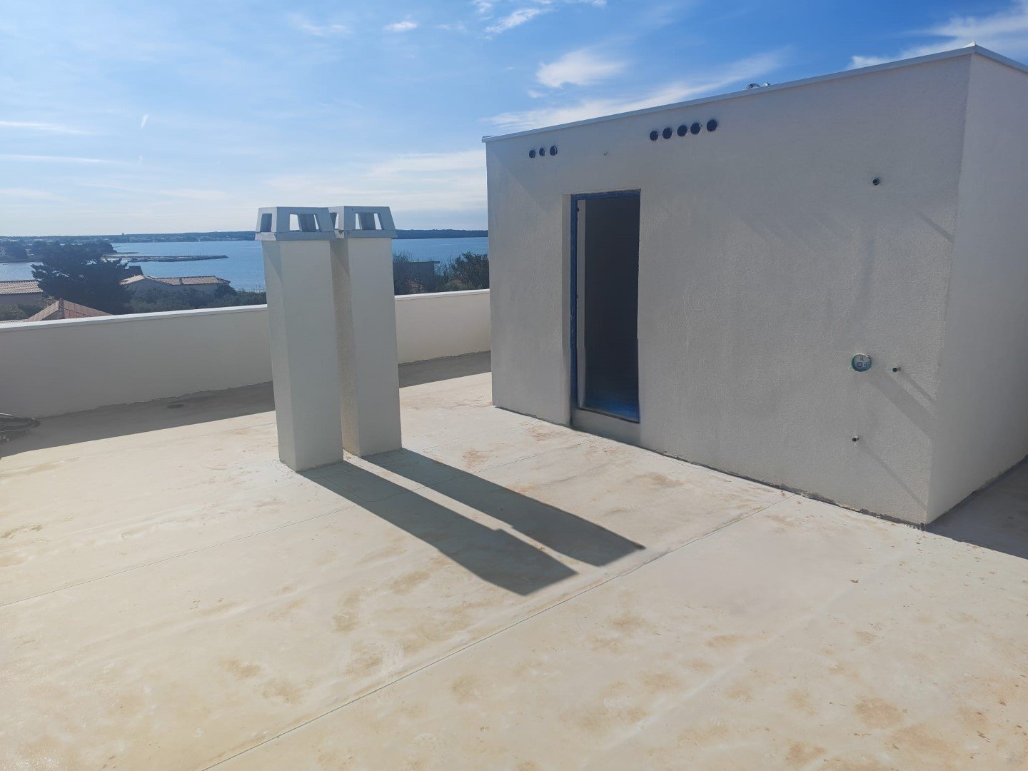 Luxuriöses dreistöckiges Apartment mit Swimmingpool und Dachterrasse, 65 m vom Meer entfernt, Privlaka, Kroatien