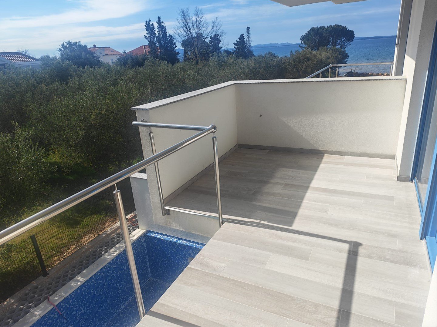Luxuriöses dreistöckiges Apartment mit Swimmingpool und Dachterrasse, 65 m vom Meer entfernt, Privlaka, Kroatien