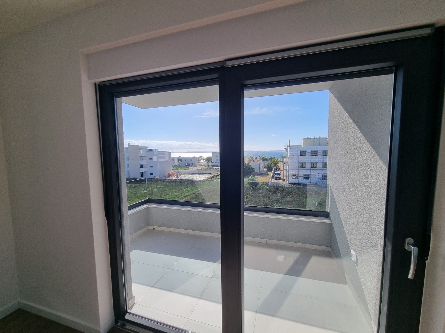 Dachterrasse mit Pool und Meer in unmittelbarer Nähe. Ein Penthouse, das Ihre Sicht auf das Wohnen in Privlaka verändern wird.
