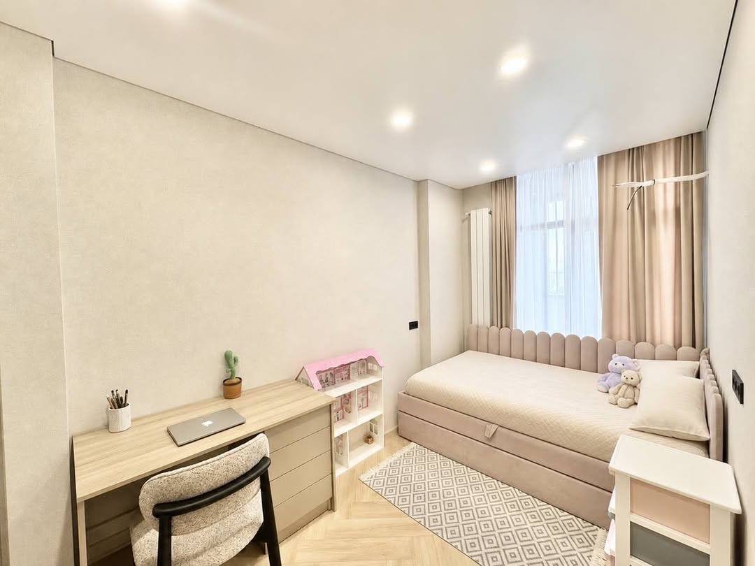 Moderna appartamento con 2 camere da letto al piano alto a Batumi, Georgia – vista sulle montagne, balcone e interni completamente arredati