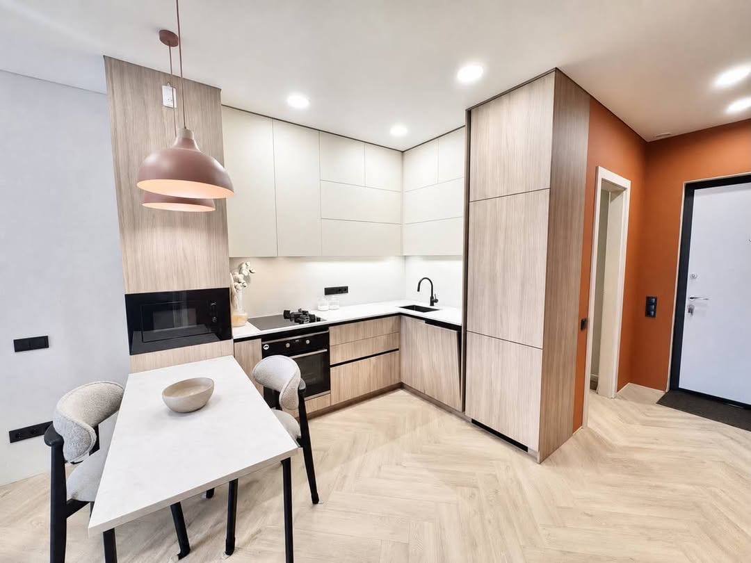 Moderna appartamento con 2 camere da letto al piano alto a Batumi, Georgia – vista sulle montagne, balcone e interni completamente arredati