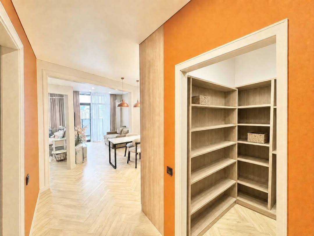 Moderna appartamento con 2 camere da letto al piano alto a Batumi, Georgia – vista sulle montagne, balcone e interni completamente arredati