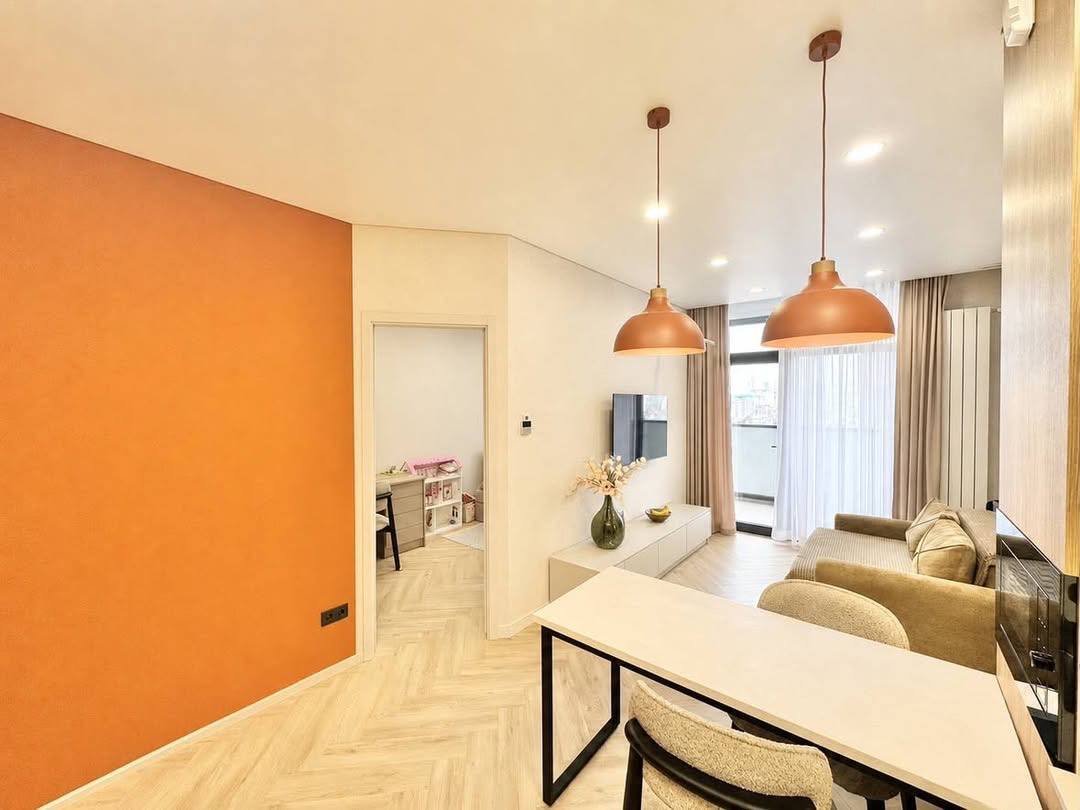 Moderna appartamento con 2 camere da letto al piano alto a Batumi, Georgia – vista sulle montagne, balcone e interni completamente arredati