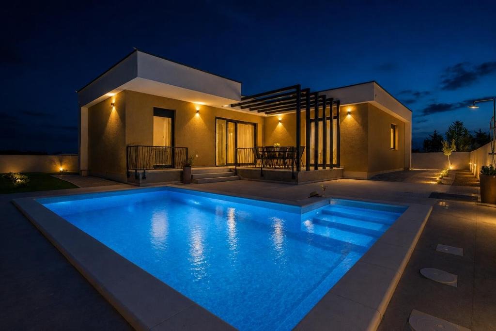 Villa mit Pool und etablierter Ferienvermietung, Privlaka, Kroatien