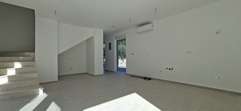 Modernes Doppelhaus mit Garten, 70 Meter vom Meer entfernt, Žaborić, Kroatien