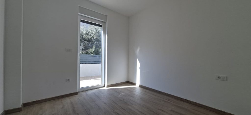 Modernes Doppelhaus mit Garten, 70 Meter vom Meer entfernt, Žaborić, Kroatien