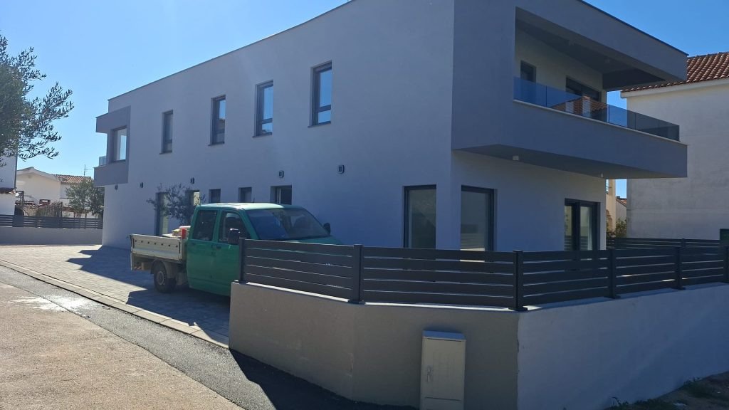 Modernes Doppelhaus mit Garten, 70 Meter vom Meer entfernt, Žaborić, Kroatien