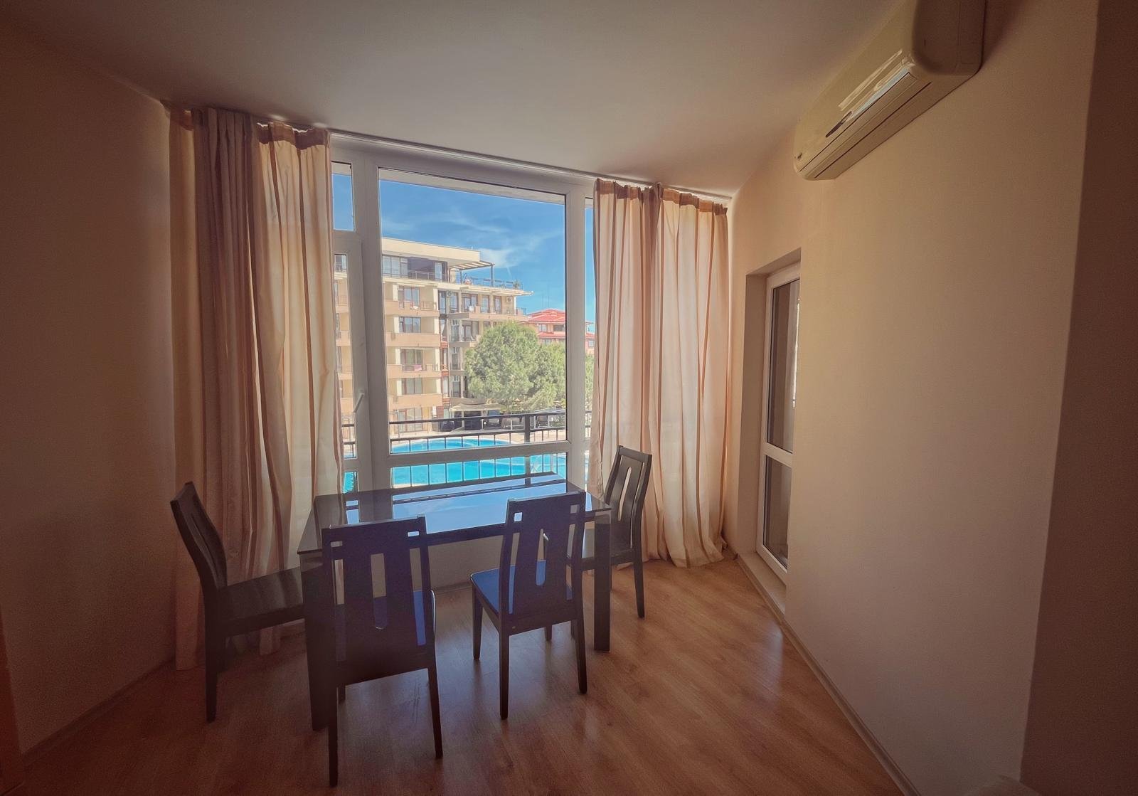 Appartamento spazioso con vista sulla piscina nel complesso Luxor, Sveti Vlas, Bulgaria.