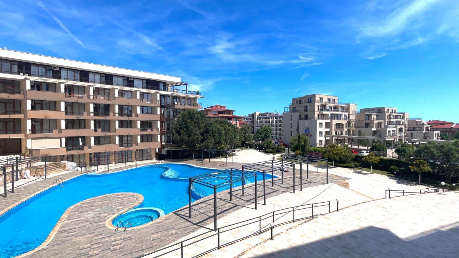 Appartamento spazioso con vista sulla piscina nel complesso Luxor, Sveti Vlas, Bulgaria.
