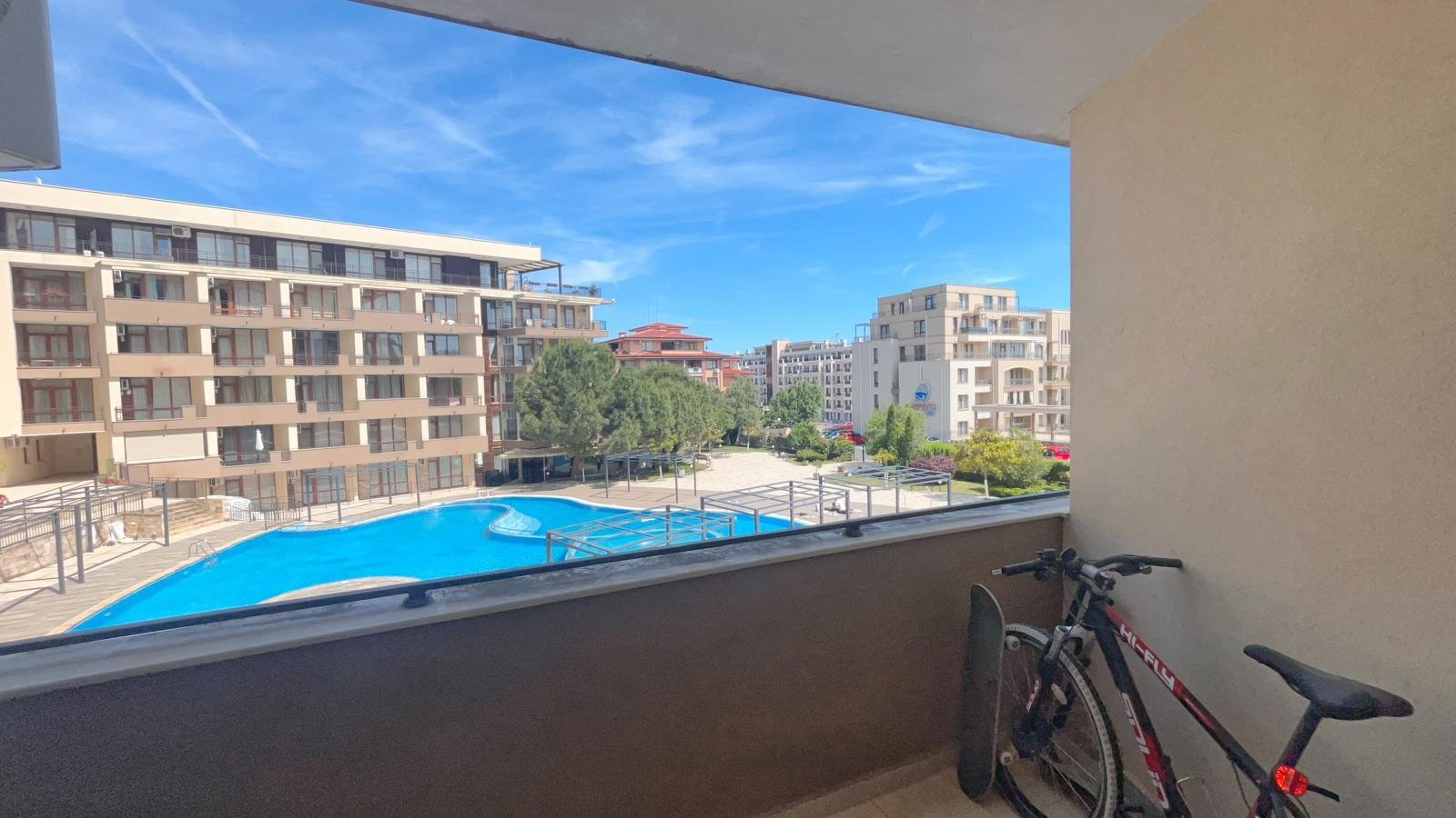 Appartamento spazioso con vista sulla piscina nel complesso Luxor, Sveti Vlas, Bulgaria.