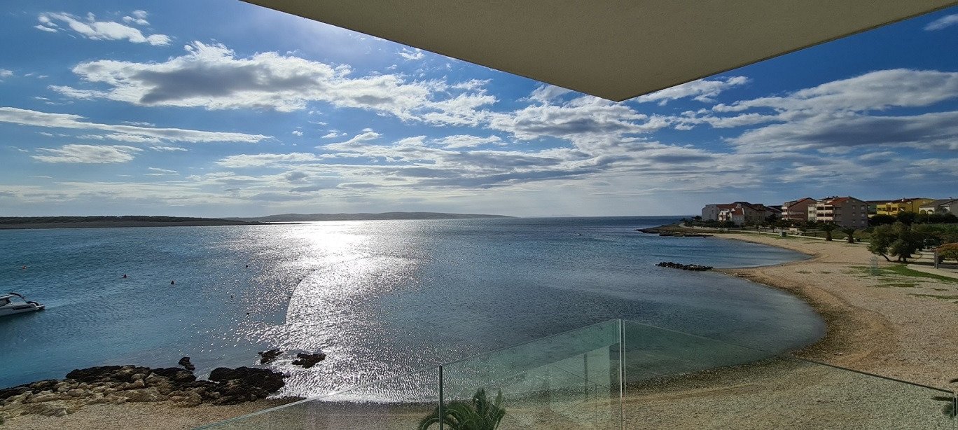 Luxuriöse Maisonette-Wohnung mit zwei Terrassen in erster Reihe am Meer – Povljana, Kroatien