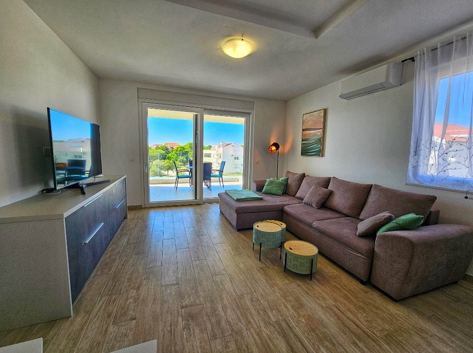 Luxuriöse Maisonette-Wohnung mit zwei Terrassen in erster Reihe am Meer – Povljana, Kroatien