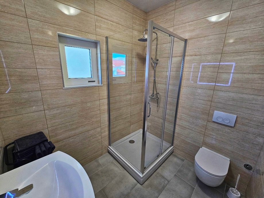 Luxuriöse Maisonette-Wohnung mit zwei Terrassen in erster Reihe am Meer – Povljana, Kroatien
