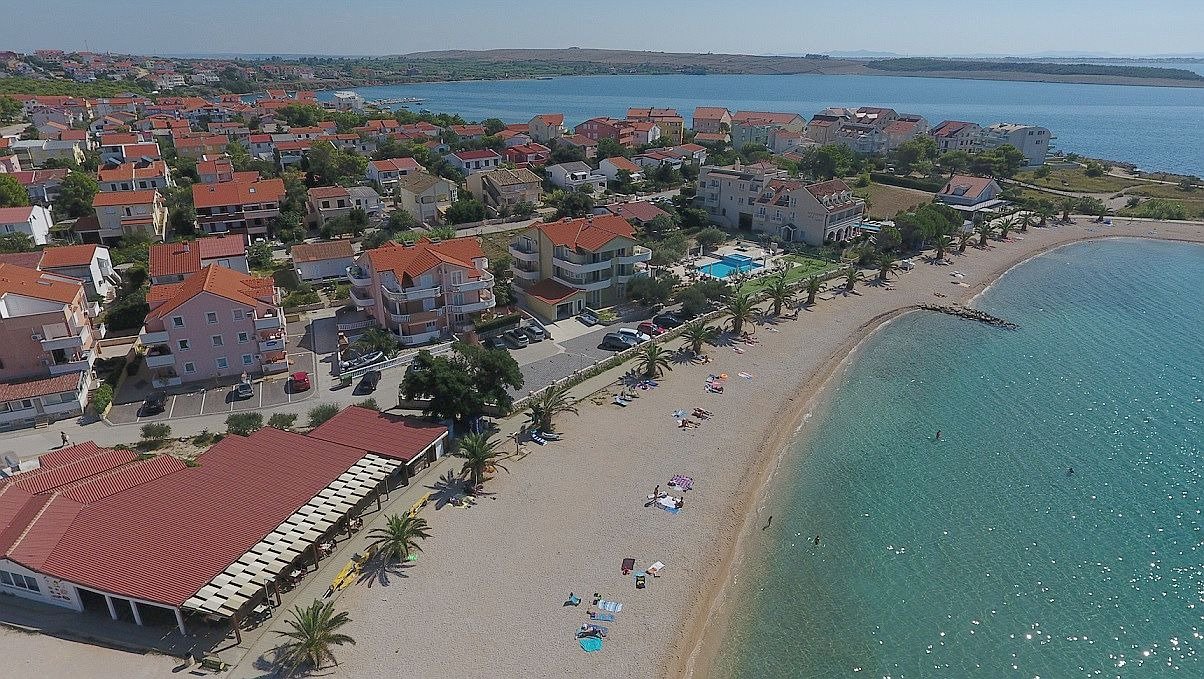 Geräumige Vierzimmerwohnung mit Garten und Parkplatz in Meeresnähe – Povljana, Kroatien