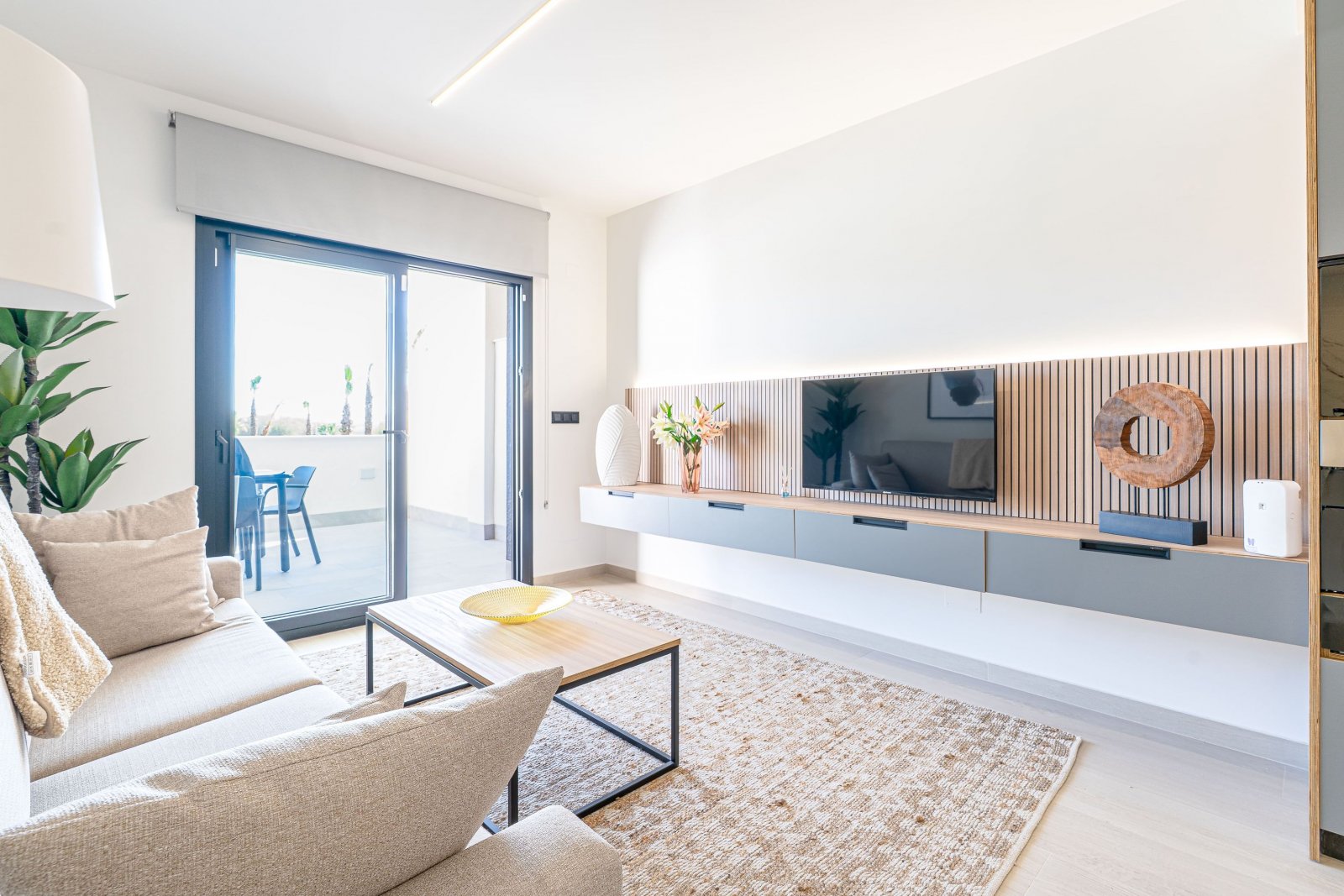 Modernes Apartment am Meer, Garten und Pool, Vera