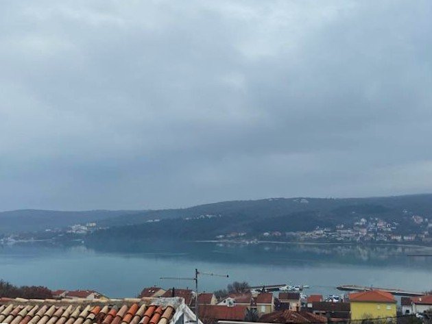 Großzügiges Haus mit drei Apartments, 400 m vom Meer entfernt, Čižići, Kroatien