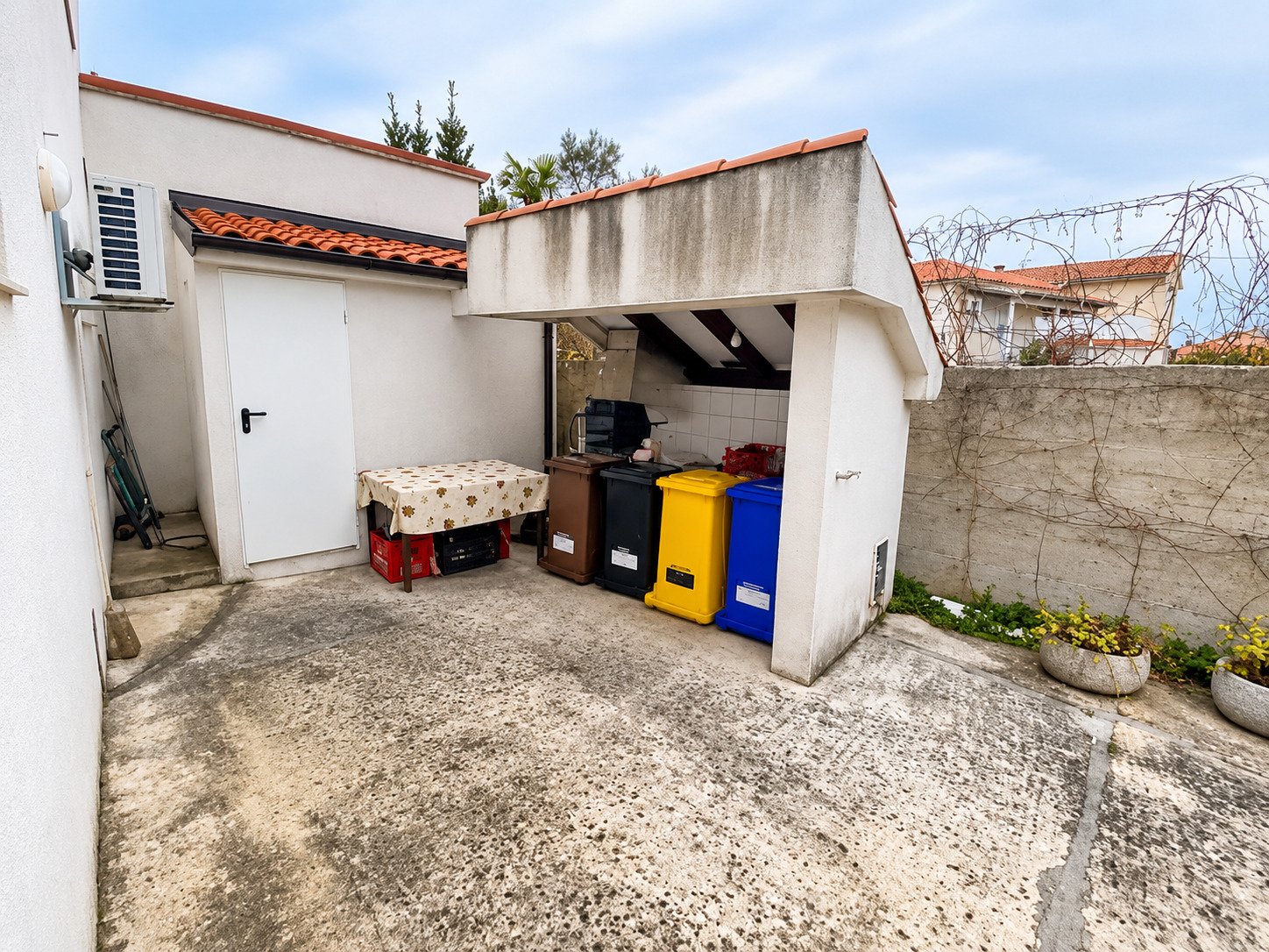 Großzügiges Haus mit drei Apartments, 400 m vom Meer entfernt, Čižići, Kroatien