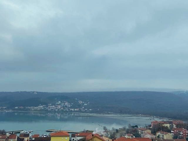 Großzügiges Haus mit drei Apartments, 400 m vom Meer entfernt, Čižići, Kroatien