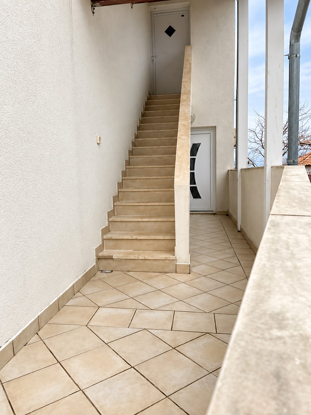 Großzügiges Haus mit drei Apartments, 400 m vom Meer entfernt, Čižići, Kroatien