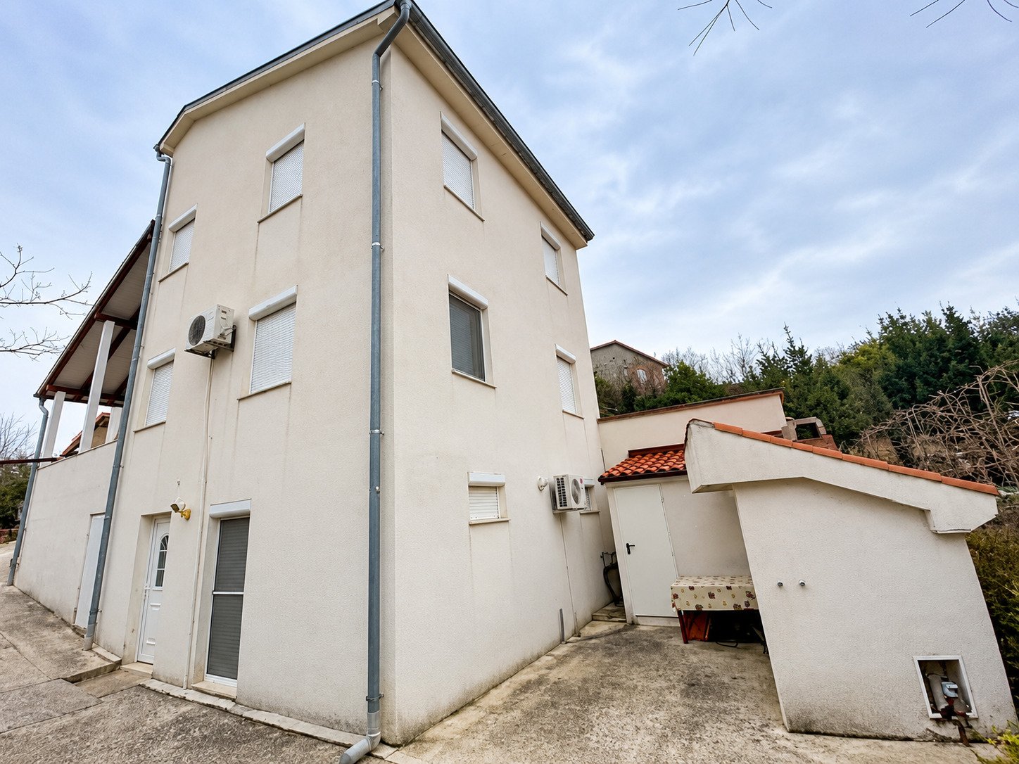 Großzügiges Haus mit drei Apartments, 400 m vom Meer entfernt, Čižići, Kroatien