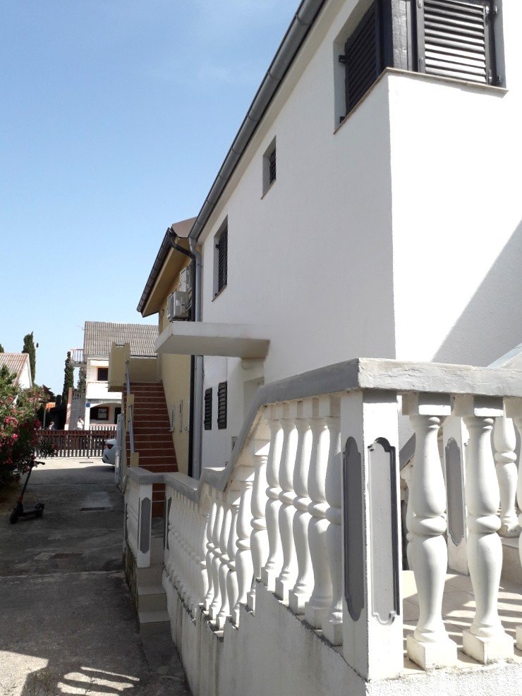 Geräumiges Haus mit zwei Apartments, 700 m vom Strand entfernt, Sabunike, Kroatien