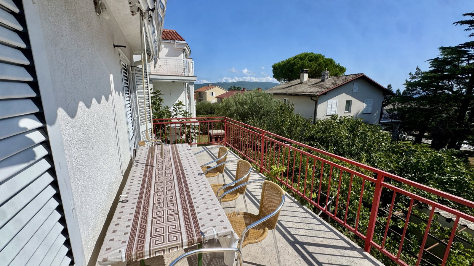Großzügiges Haus mit drei Apartments, 350 m vom Meer entfernt, Krk, Kroatien