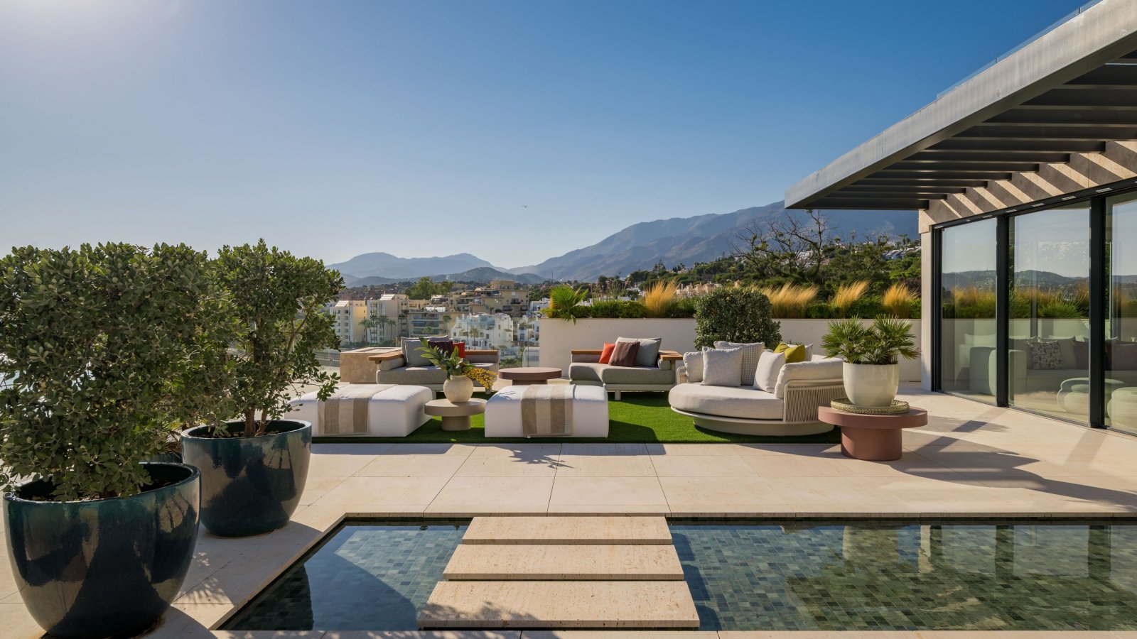 Elegantes Apartment mit einer 189,9 m² großen Terrasse am Meer, Estepona, Spanien