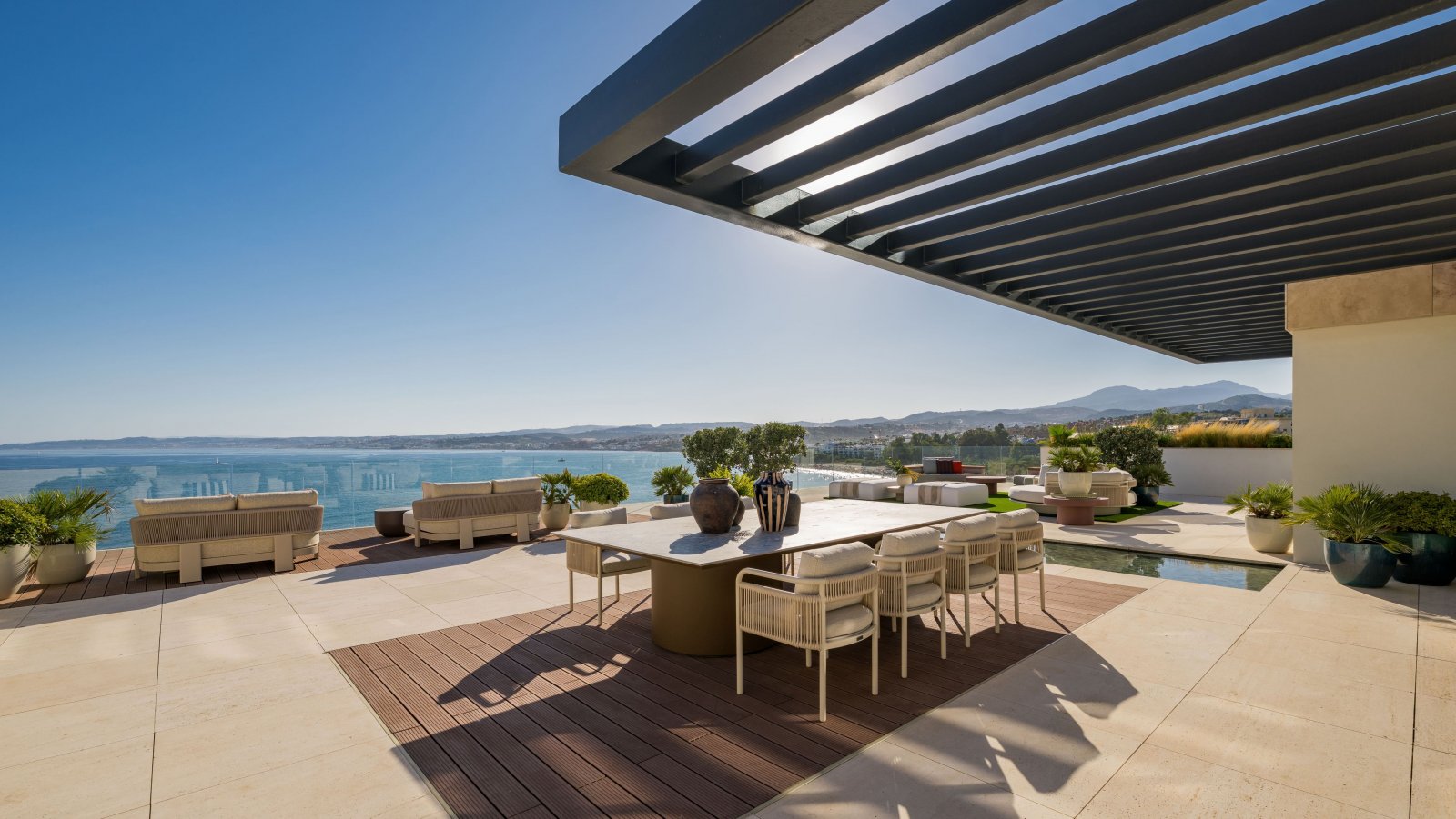 Elegantes Apartment mit einer 189,9 m² großen Terrasse am Meer, Estepona, Spanien