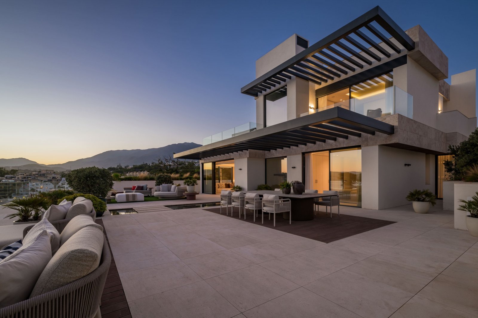 Elegantes Apartment mit einer 189,9 m² großen Terrasse am Meer, Estepona, Spanien