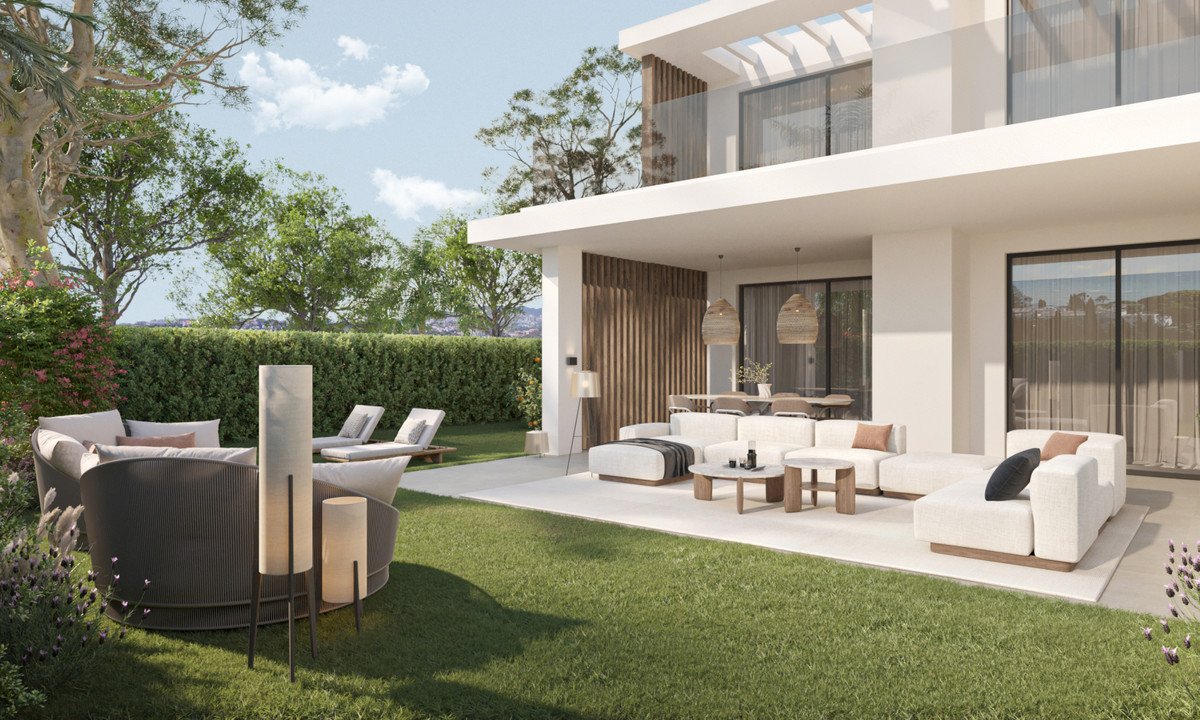 Elegante Erdgeschosswohnung mit Garten in Strandnähe, Estepona, Spanien