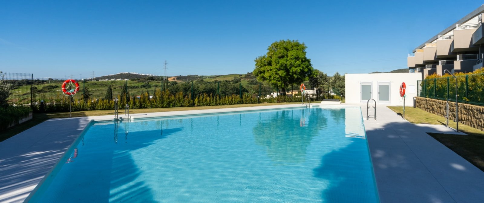 Helle Wohnung mit Terrasse und Golfblick, Estepona, Spanien