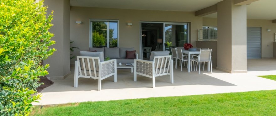 Helle Wohnung mit Terrasse und Golfblick, Estepona, Spanien