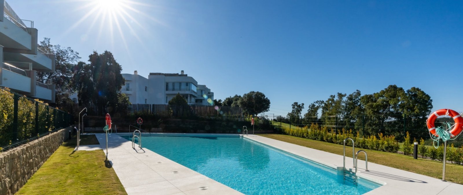 Fertiggestellte Wohnung mit Terrasse und Golfblick, Estepona, Spanien
